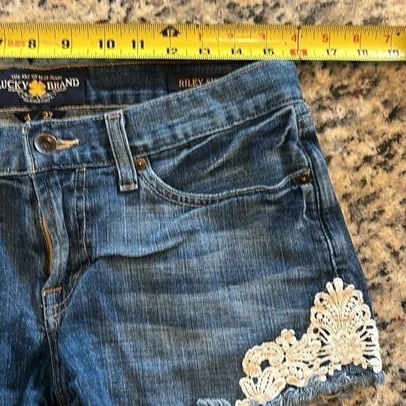 Lucky Riley Jean Shorts W/ Knit Designs and Fringed Hems Sz 27/4 - Picture 8 of 10